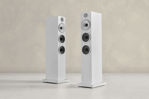 Die Standlautsprecher Bowers & Wilkins 704 S3 in Weiss sind ein echter Blickfang.