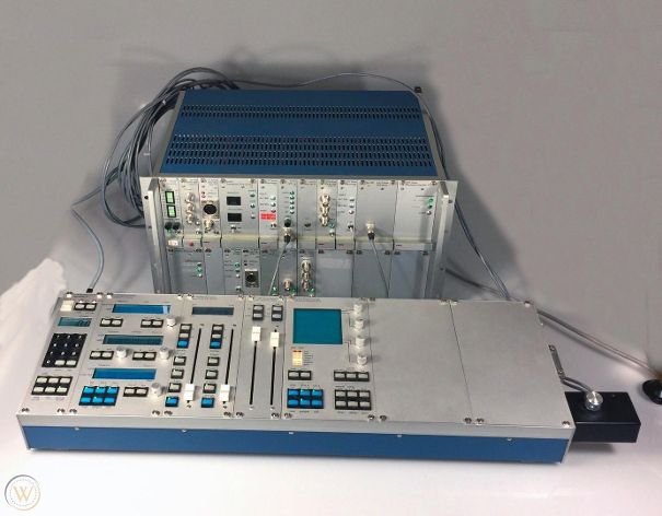 Das bw102-System mit Dutzenden von Modulen zur Audiobearbeitung.
