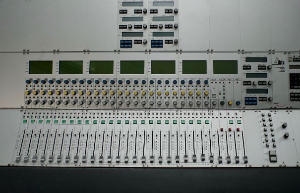 IBIS: Digitale Mixing-Konsole von Weiss Engineering. Sie wurde in den 1990er-Jahren unter anderem von Sony Music New York für klassische Musikproduktionen eingesetzt.