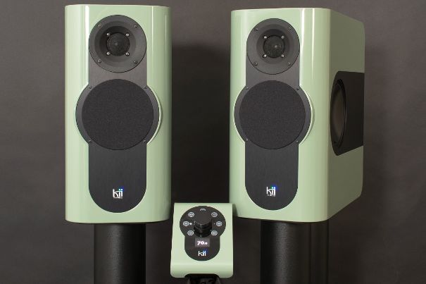 Die Kii-Audio-Lautsprecher sind in allen erdenklichen Farben erhältlich, hier in der Ausführung «Mint». Abbildung mit der Fernbedienung Kii Control in der Mitte.