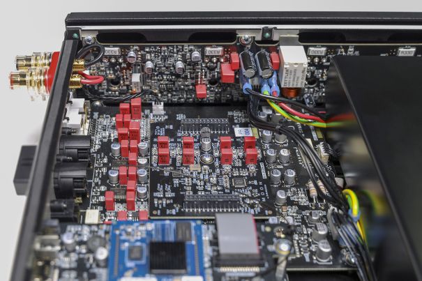 Wunderbarer Aufbau in der Analogsektion (Mitte) und dem Digitalboard (vorne).