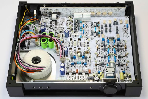 Im Kern arbeitet eine vollständig diskrete symmetrische Schaltung.