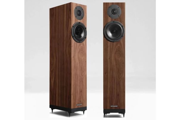 Die Spendor A2.2 ist ein kompakter Standlautsprecher mit nur 786 Millimetern Höhe und 258 Millimetern Tiefe, der sich unauffällig in kleinere Wohnräume einfügt. Die überarbeitete interne Verstrebung soll das Gehäuse versteifen und Resonanzen minimieren.