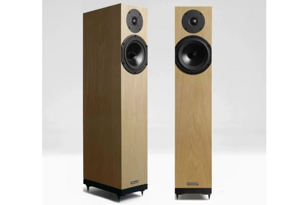 Die A4.2 ist die Weiterentwicklung des bewährten A4-Modells. Zentrale Neuerung ist der 27-Millimeter-Kalottenhochtöner mit rückseitiger Kammer und breiter Sicke. Auch der 18-cm-Tiefmitteltöner mit EP77-Polymer-Membran stammt aus eigener Fertigung.