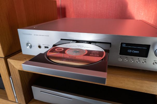 Die hochwertige und nahezu geräuschlose CD-Schublade aus Metall beim SL-G700M2.