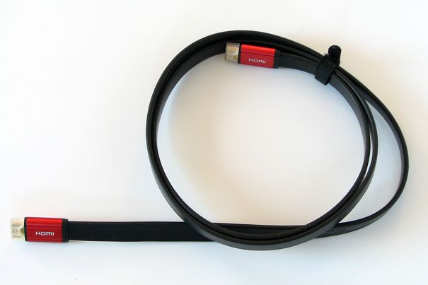 Im Lieferumfang des Cubycon enthalten ist auch das flache HDMI-Kabel