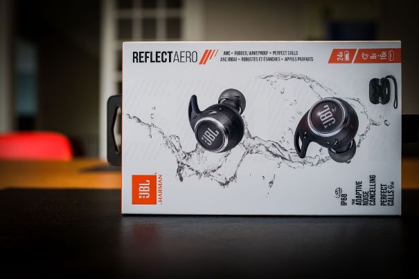 Hinweis auf der coolen Box: Die JBL ReflectAero True-Wireless-Ohrhörer laufen max. 8 Stunden plus 16 Stunden Ladekapazität der Ladestation.