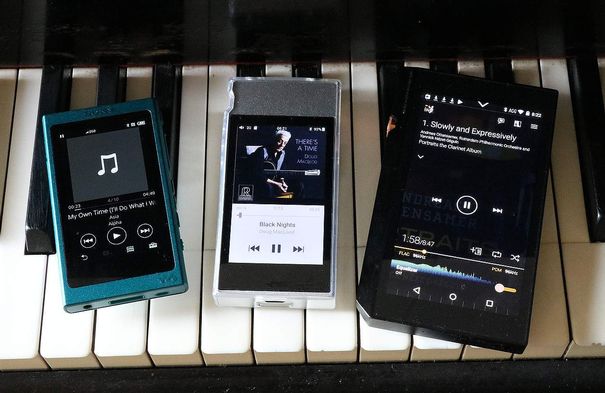 Drei sehr unterschiedliche HiRes-Player spielen um die Wette: Sony NW-A35, Fiio M7, Pioneer XDP-300R (v.l.).