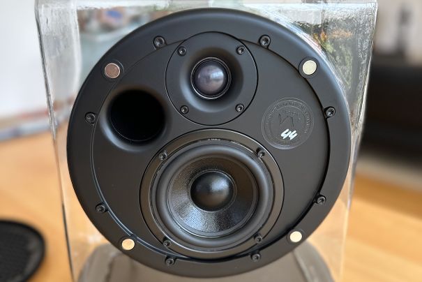 4-Zoll-Tieftöner, 1,5-Zoll-Kalotten-Hochtöner, Bassreflexrohr.