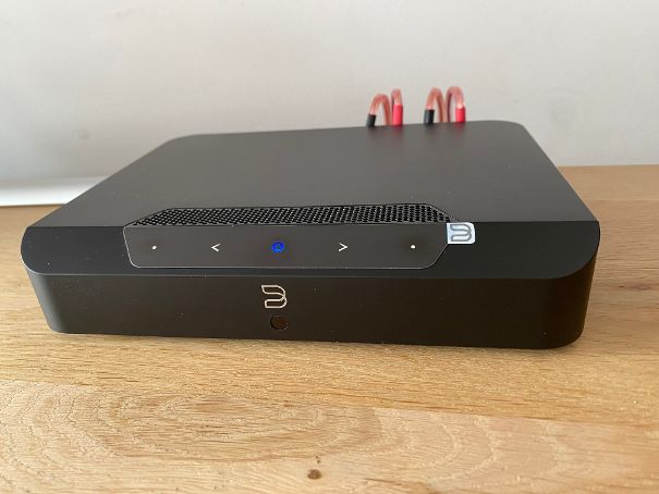 Der kraftvolle Verstärker von Bluesound mit 2 x 40 Watt RMS-Leistung passt hervorragend.