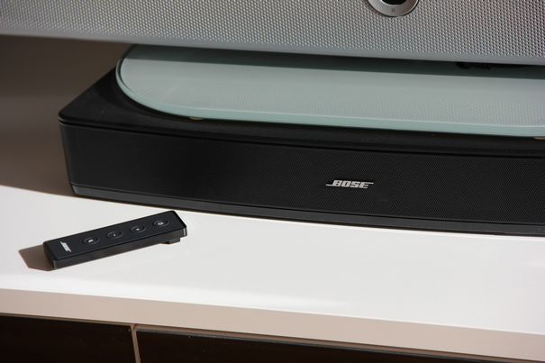 Das Bose Solo TV Sound System passt unter die meisten 32 bis 42 Zoll Fernseher und sorgt für einen druckvollen Sound.
