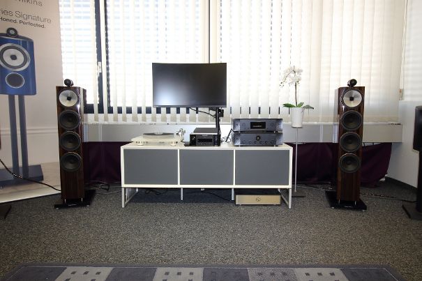 Wir hörten die 702 S3 Signature zunächst in einem Zweikanal-Setting an der Verstärker-/Player-Kombi Model 50/CD 50n von Marantz.