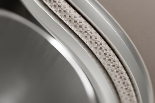 Apart: Der stabile Aluminiumbügel wurde designmässig mit einer inliegenden Carbonfaseroptik aufgewertet.