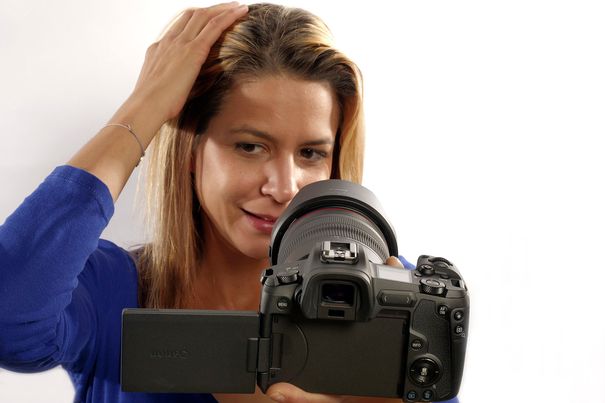Einmalig bei Vollformatkameras: Der aus- und umklappbare Touch-Bildschirm der EOS R – ideal für Selfies, Vlogger und andere Anwendungen.