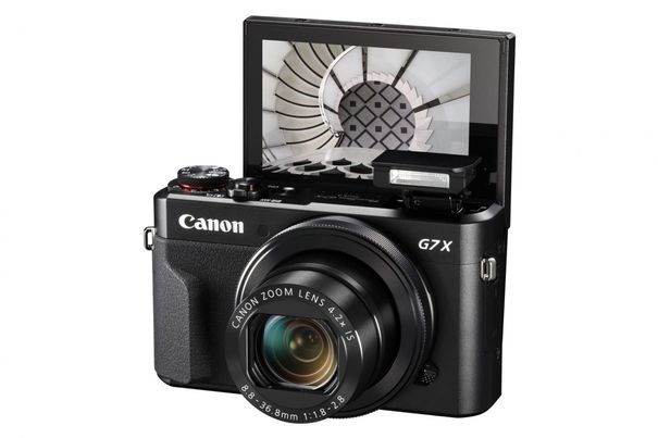 Display hoch! Die Canon G7 X in Selfie-Pose.