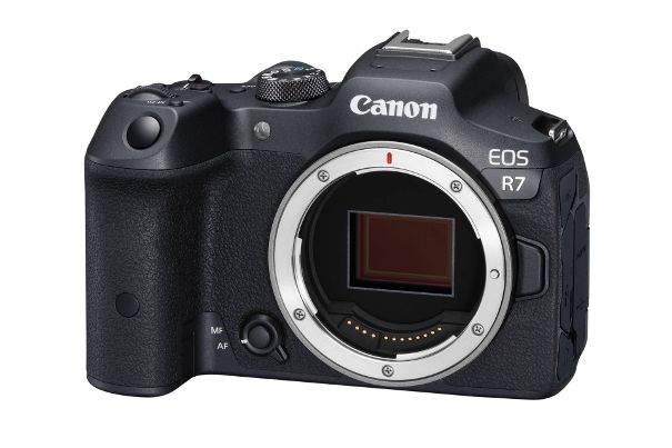 Canon EOS R7: Die leistungsstarke spiegellose Kamera besitzt als eine der ersten im APS-C-System von Canon das neue RF-Bajonett.