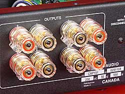 Die vier massiven Lautsprecherklemmen der CAP 151 sind nicht für den Anschluss zweier Boxenpaare gedacht, sondern für Bi-wiring