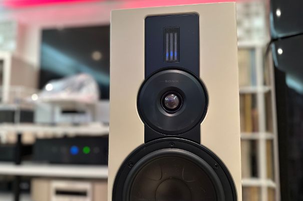 Das Hybrid-Hochtöner-Modul der Sonik 7: Die 29-mm-Softdome-Kalotte übernimmt den Hochtonbereich ab 2300 Hz, der planare magnetostatische Hochtöner (17 × 45 mm) ergänzt sie ab 14'000 Hz im Superhochtonbereich bis 30'000 HZ.