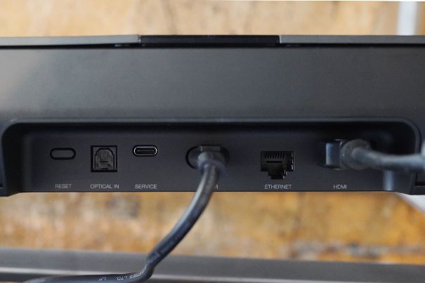 Anschlussfeld: HDMI mit ARC bzw. eARC, Toslink (opt. Digital), Ethernet und USB-C für Servicezwecke.