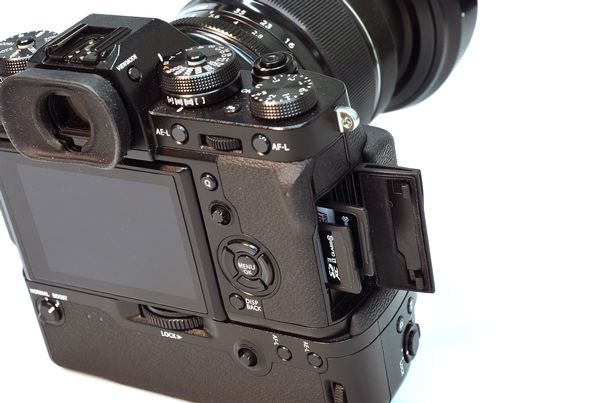 Kein Follower: Die Fujifilm X-T3 spart nicht wie aktuelle Systemkameras am Speicherkartenslot, sondern verfügt nach wie vor über zwei UHS-II-konforme SD-Kartenfächer. 
