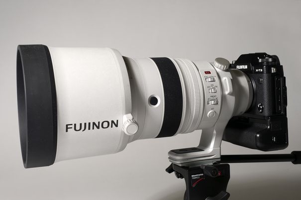 Imposante Erscheinung: Die Kamera wird am über 2 Kilogramm schweren Fujinon-XF-200mm-Objektiv befestigt, nicht umgekehrt.