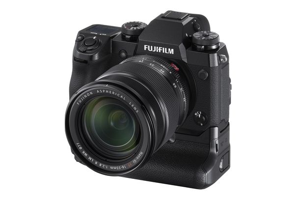 Handliches, etwas kantiges Bildermacher-Werkzeug: Die Fujifilm X-H1 macht sich auf, die Welt der professionellen Fotografen und Videofilmer zu erobern.