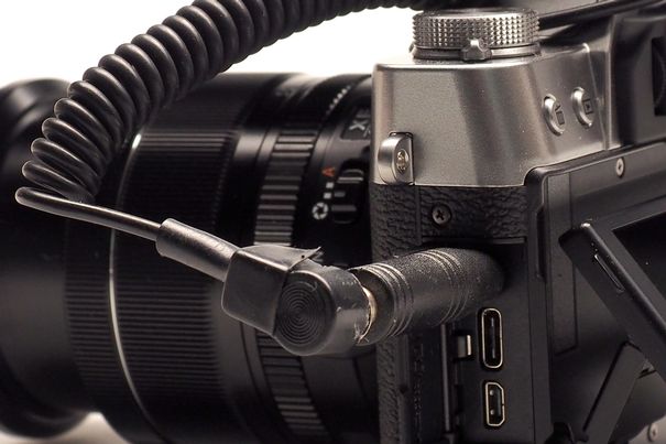 Vorhanden, aber winzig klein: Externe Mikrofone benötigen einen 3,5-mm-Adapter für die Anschlussbuchse an der Fujifilm X-T30.