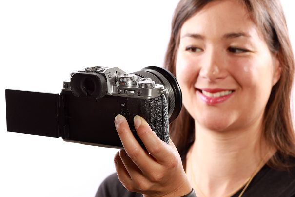 Dreht auch nach vorne: Das Touch-Display der Fujifilm X-T4 lässt sich seitlich öffnen und um 270 Grad drehen. Daran werden Youtuber, Vlogger und Selfie-Fans ihre Freude haben.