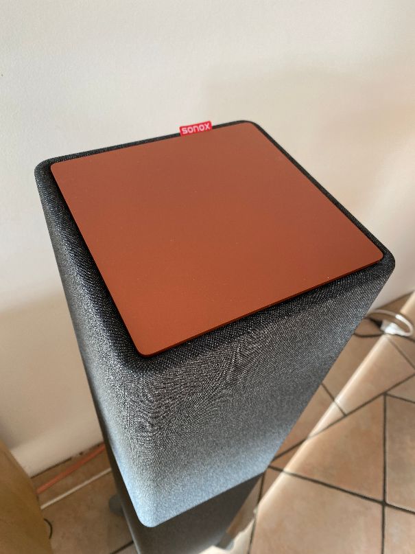 Schwarzer Stoffüberzug kombiniert mit einem stilvollen Kupferdeckel.