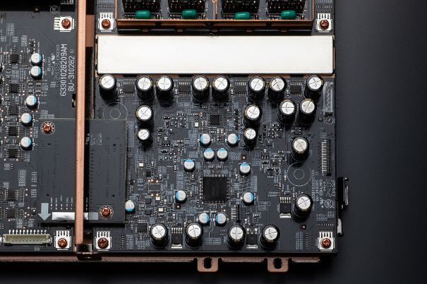 Aufwändig: Marantz setzt beim Link 10n nicht auf industrielle DAC-Chips, sondern kreierte einen eigenen, diskret aufgebauten DA-Wandler.