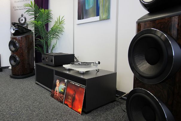 Herrliche Dynamik auch ab Vinyl: Model 10 von Marantz verfügt über einen hervorragenden Phono-Eingang. Wir hörten ausgewählte Aufnahmen ab einem TT-15S1 von Marantz.