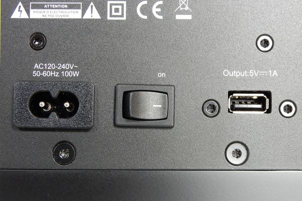 Die USB-Stromversorgung neben Netzbuchse und -schalter.