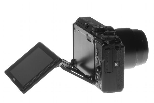 Flexibler als die andern: Nikons Bildschirm lässt sich nach hinten herausziehen und so einstellen, dass selbst Überkopf-Aufnahmen problemlos möglich sind.