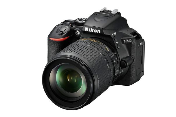 Die neue digitale Spiegelreflexkamera Nikon D5600 ist SnapBridge-kompatibel und ermöglicht sofortiges Teilen der Fotos nach der Aufnahme. Der grosse DX-Sensor bringt auch unter ungünstigen Lichtverhältnissen ansprechende Fotos und Videoaufnahmen.
