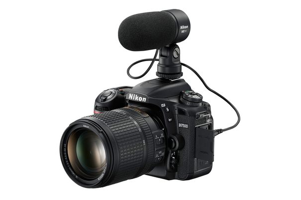 Bild und Ton: Die D7500 ist mit Mikrofon- und Kopfhörerbuchsen ausgestattet. Von Nikon gibt es das Stereomikrofon ME-1 (im Bild) und das Funkmikrofon ME-W1 als Zubehör.
