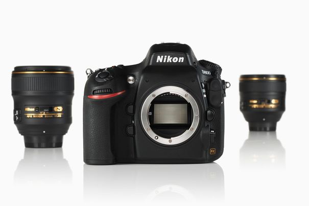 Die Nikon D800 ist eine (semi-)professionelle digitale Spiegelreflexkamera mit Nikon F Objektivanschluss und einem Sensor in der Grösse des klassischen Kleinbildfilmformats. Ihre unverbindliche Preisempfehlung liegt bei 3448 Franken.