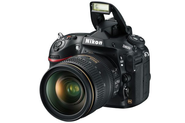 Die D800 und die hier abgebildete D800E besitzen einen internen Blitz, über den sich auch weitere externe Nikon-Blitzgeräte fernsteuern lassen.