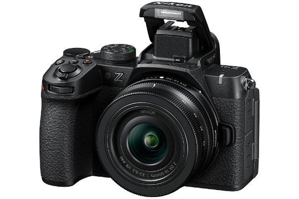 Nikon Z50II: Eine spiegellose Kamera im APS-C-Format mit verbessertem Bildprozessor, Schwenkdisplay und erweiterten 4K-Videofunktionen.