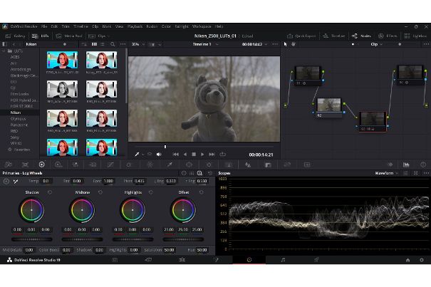 N-Log Aufnahme der Nikon Z50II in DaVinci Resolve ohne 3D LUT: Verwaschen, milchig und kontrastlos. Der Waveform-Monitor rechts unten zeigt nur mittlere Helligkeitswerte an.