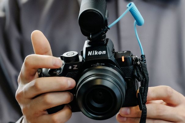 Und Action: Die REC-Leuchte vorne rechts an der Nikon Z50II zeigt den Akteuren an, dass es nun ernst gilt.