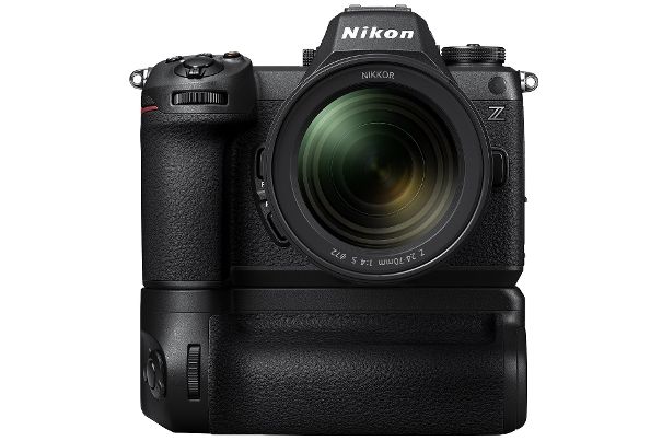 Mit dem optionalen Multifunktionshandgriff MB-N14 für die Nikon Z6 III werden Hochformataufnahmen erleichtert und die Betriebszeit verlängert.