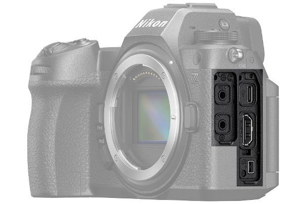 Kabelanschlüsse: Die Nikon Z6 III kommt mit Mikrofon- und Kopfhörer-Eingang, besitzt neben der USB-C-Buchse einen Zubehör-Eingang und einen HDMI-Anschluss in Standardgrösse.