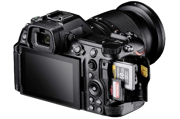 Kartenfächer: Die Nikon Z6 III ist mit zwei Slots für unterschiedliche Speichermedien ausgestattet: CFexpress- oder XQD- und SD-Speicherkarten.