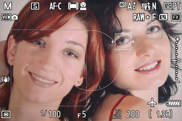 Rechts oder links: Hier werden von der Nikon Z 8 sowohl beide Augen einer Person sowie auch das Gesicht der anderen Person erkannt und es darf zwischen den drei AF-Feldern gewählt werden.