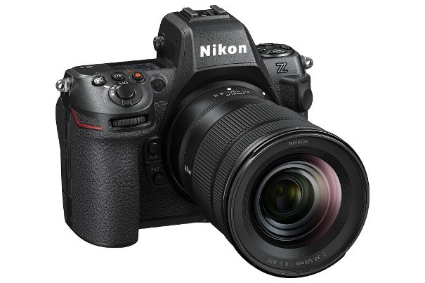 Kit-Variante: Die Nikon Z 8 mit dem Nikkor-Objektiv Z 24–120 mm, f/4 S ist ein handliches Allround-Werkzeug für die verschiedensten Foto- und Videoeinsätze.