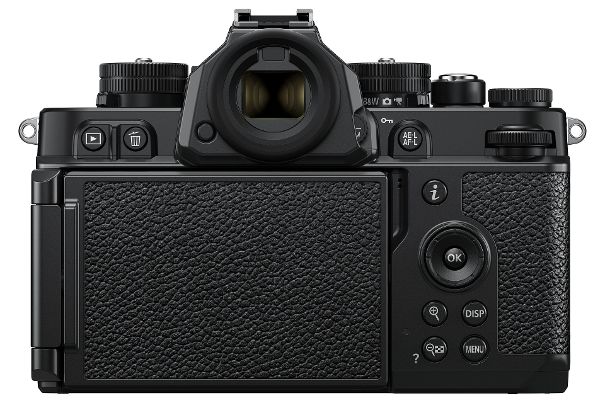 Filmspule einlegen: Die Rückseite der Nikon Z f erinnert bei geschlossenem Monitor an einen analogen Fotoapparat. Wenn da nicht die Wiedergabe- und Display-Tasten wären.