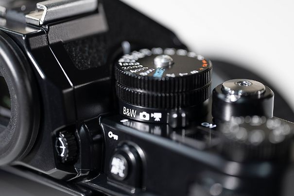 Video, Foto oder SW: In «B&W»-Stellung nimmt die Nikon Z f schwarzweiss auf und es kann zwischen den Bildstilen «Monochrom», «Neutral: monochrom» und «Tiefe Tonwerte: monochrom» gewählt werden.