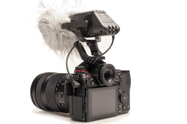 Bereit für Video: Die Panasonic Lumix S1R filmt in 4K sowie Full-HD und besitzt Mikrofon- und Kopfhörer-Buchsen.