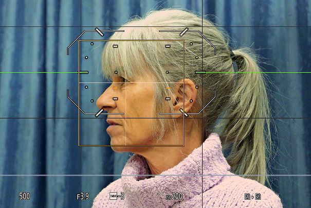 Weggedreht: Die Motiverkennung der Panasonic Lumix G9 II findet das Auge auch bei abgewendetem Gesicht.