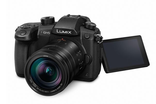 Die Lumix DC-GH5 von Panasonic bietet einen 20-Megapixel-Sensor, einen tollen Bildstabilisator, professionelle Videofeatures und 6K/4K-Fotomöglichkeiten.